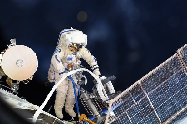 ロシア人宇宙飛行士が宇宙船の船外活動を行っている - Sputnik 日本