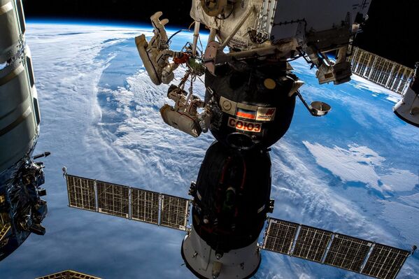 国際宇宙ステーション（ISS）に接続された宇宙船の穴を調査するための船外活動 - Sputnik 日本