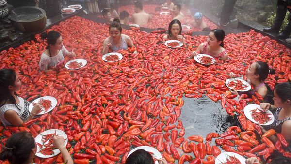 温泉に入りながら行われた唐辛子を食べる競争、中国 - Sputnik 日本