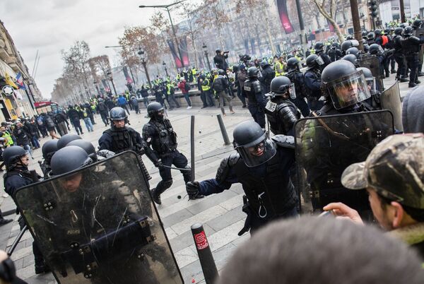抗議デモ「黄色いベスト運動」での警官たち、パリ - Sputnik 日本