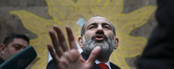 Исполняющий обязанности премьер-министра Армении Никол Пашинян у избирательного участка во время внеочередных парламентских выборов - Sputnik 日本