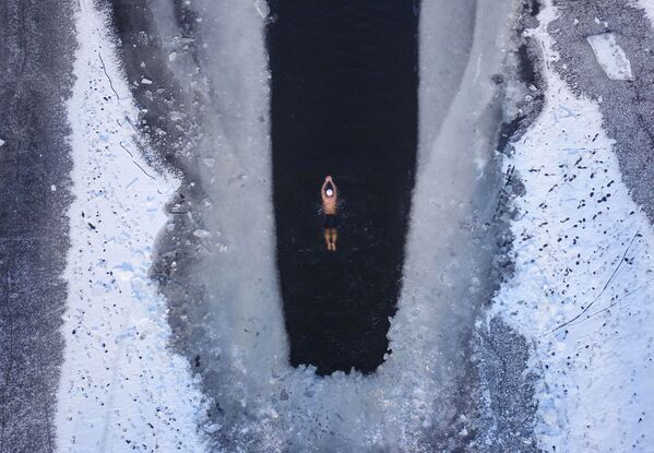 中国・瀋陽市の一部が氷結した湖で泳ぐ人 - Sputnik 日本