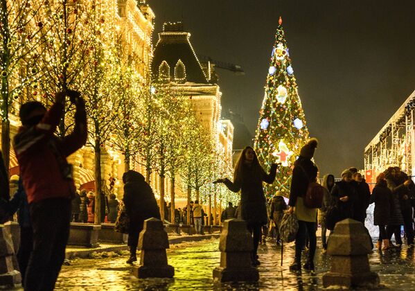 新年に向けて飾りつけされた赤の広場のグム百貨店、モスクワ - Sputnik 日本