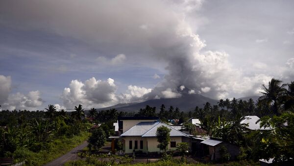 Извержение вулкана Сопутан на индонезийском острове Сулавеси - Sputnik 日本