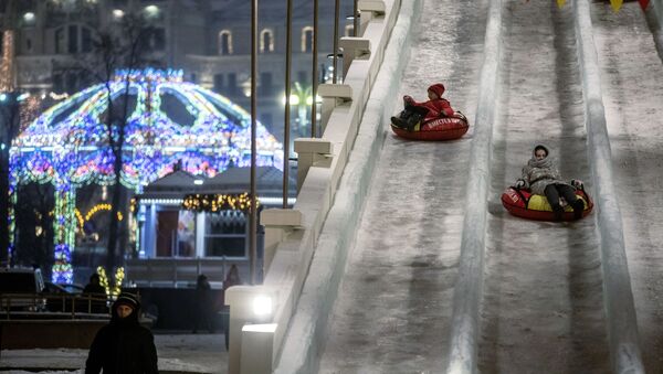 モスクワに全長１００メートルの「氷の滑り台」 - Sputnik 日本