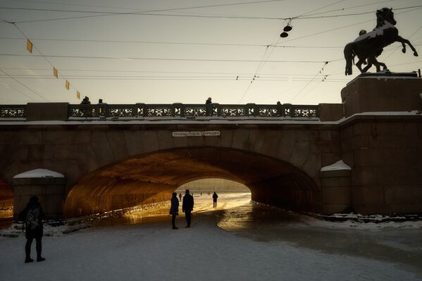 凍ったフォンタンカ川を歩く人々 - Sputnik 日本
