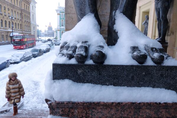 雪に埋もれた神、アトラスの彫像の一部 - Sputnik 日本