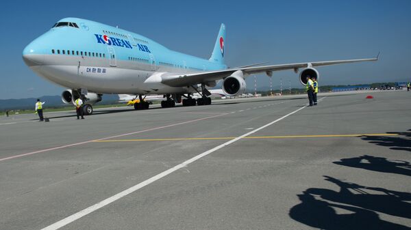 Самолет национальной авиакомпании Южной Кореи Korean Air в аэропорту Владивостока - Sputnik 日本