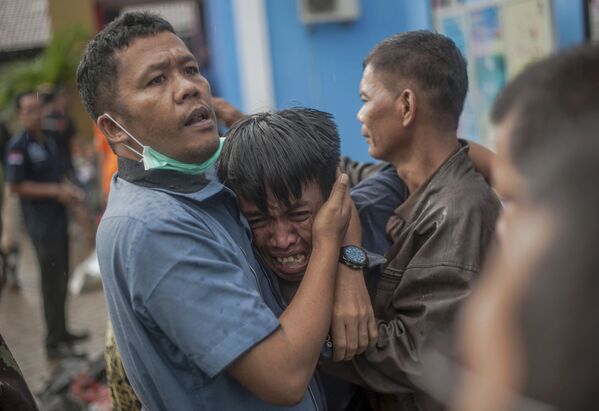 インドネシアで、ある津波犠牲者の遺体の身元をたった今確認し、深く悲しむ男性 - Sputnik 日本
