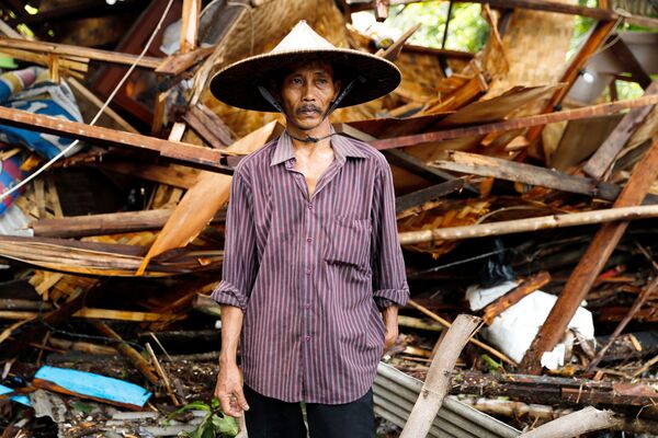 津波によって破壊された自宅近くを訪れた男性 - Sputnik 日本