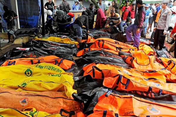 インドネシアで発生した津波による犠牲者ら - Sputnik 日本