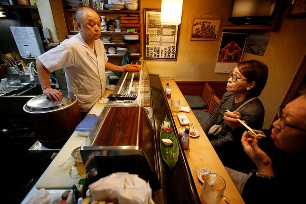 東京、永楽寿司の店　福綱正敏さんが接客をしている - Sputnik 日本