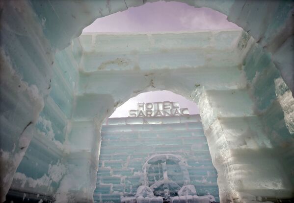 氷のホテル「Saranac ice palace」、米国のサラナク湖 - Sputnik 日本