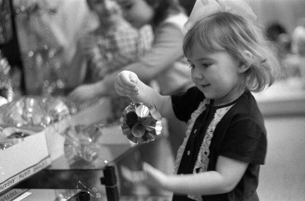 ヨールカ用の玩具を手に持つ少女　１９７３年 - Sputnik 日本