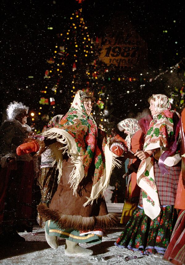 新年を祝う行事で踊るモスクワ市民 - Sputnik 日本