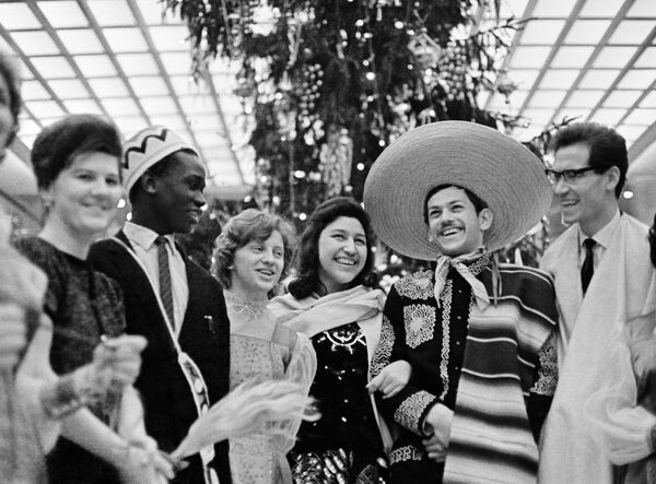 若者のための新年舞踏会に参加した、様々な国の学生たち　１９６４年 - Sputnik 日本