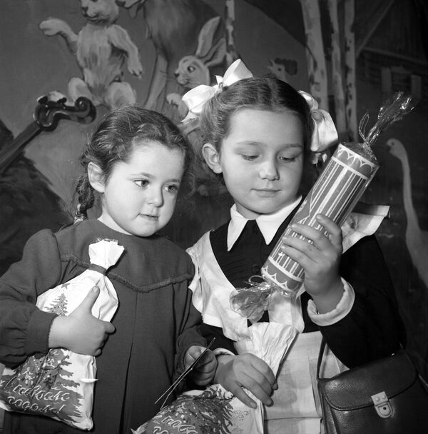 ジェド・マロースとスネグーラチカからもらった新年のプレゼントを持つ子供たち　１９５４年 - Sputnik 日本