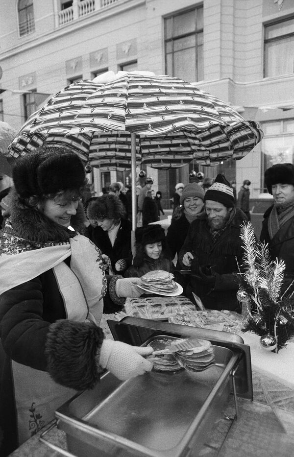 新年の休日期間中、モスクワの中心部で行われたブリヌイの販売　１９８７年 - Sputnik 日本