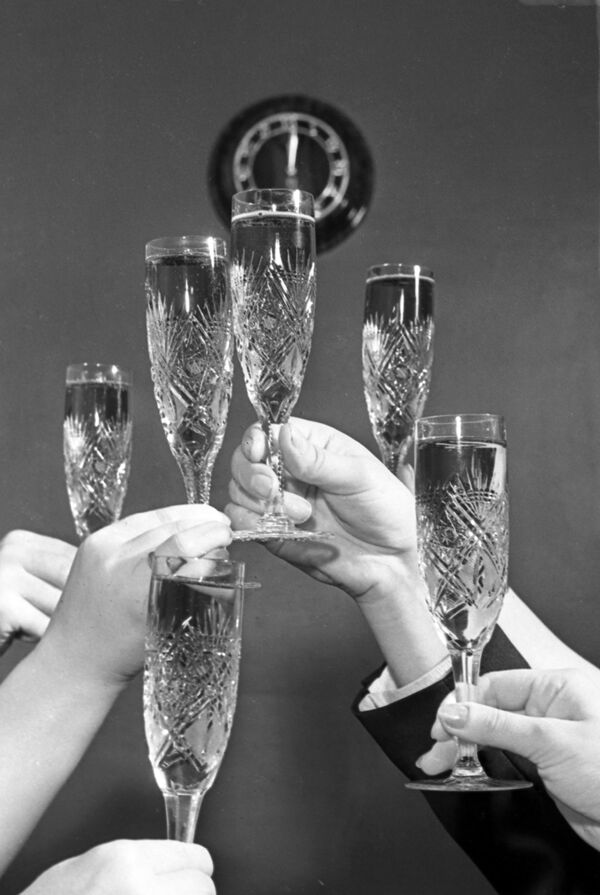 新年を迎える、シャンパンが注がれたグラス - Sputnik 日本