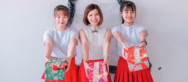 Девушки с подарками Девушки с подарками - Sputnik 日本