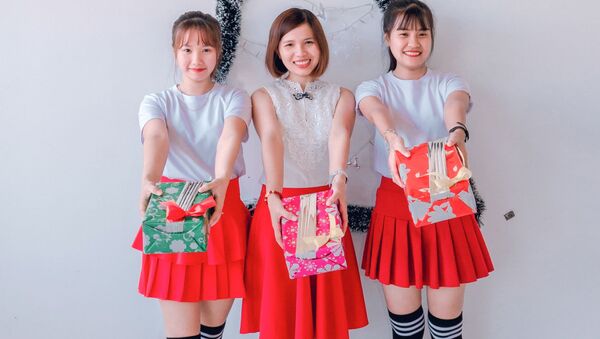 Девушки с подарками - Sputnik 日本