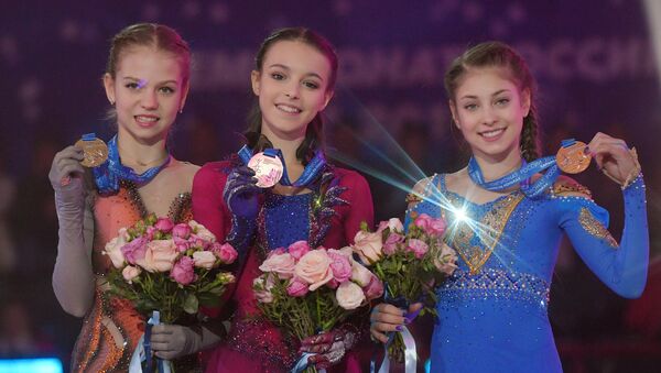 アレクサンドラ・トゥルソワ（１４）、アンナ・シェルバコワ（１４）、アリョーナ・コストルナヤ（１５） - Sputnik 日本