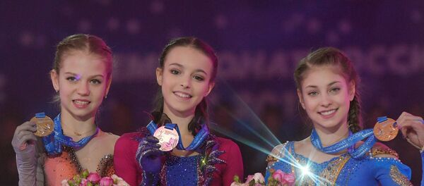 アレクサンドラ・トゥルソワ（１４）、アンナ・シェルバコワ（１４）、アリョーナ・コストルナヤ（１５） - Sputnik 日本