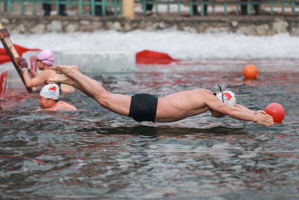 氷点下２１度の中で開かれた寒中水泳大会、中国北東部の遼寧省瀋陽 - Sputnik 日本