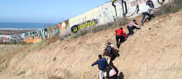 メキシコでキューバ人が強制送還に反対して自分自身を「十字架に磔」にする - Sputnik 日本