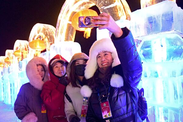 氷の彫刻をバックに写真撮影するフェスティバルの来客者たち、満州里市 - Sputnik 日本
