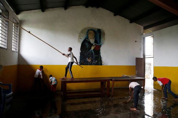 クリスマスに向けた準備でサンブノワ教会の掃除を手伝う少年たち、コンゴ民主共和国の首都キンシャサ - Sputnik 日本