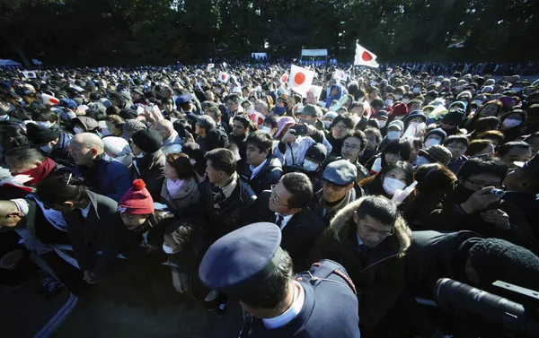 明仁天皇のお姿を見ようと新年の一般参賀に集まった市民 明仁天皇のお姿を見ようと新年の一般参賀に集まった市民 - Sputnik 日本