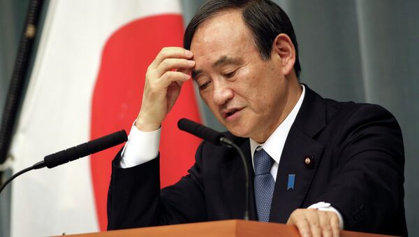 Japan's Chief Cabinet Secretary Yoshihide Suga speaks during a press conference at the prime minister's official residence in Tokyo, Sunday, Feb. 1, 2015 after the release of an online video that purported to show an Islamic State group militant beheading Japanese journalist Kenji Goto. - Sputnik 日本