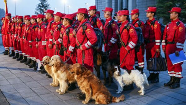 Сотрудники китайской поисково-спасательной службы перед отправкой на помощь Непалу после землетрясения - Sputnik 日本