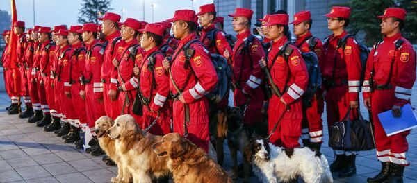 Сотрудники китайской поисково-спасательной службы перед отправкой на помощь Непалу после землетрясения Сотрудники китайской поисково-спасательной службы перед отправкой на помощь Непалу после землетрясения - Sputnik 日本