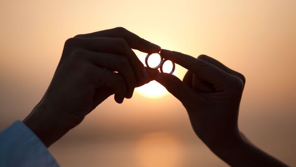 Свадебные кольца в руках молодоженов на фоне солнца - Sputnik 日本
