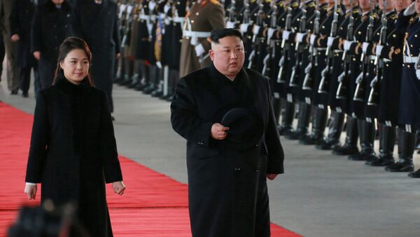 North Korean leader Kim Jong Un and wife Ri Sol Ju inspect an honour guard before leaving Pyongyang for a visit to China, this January 7, 2019 photo released by North Korea's Korean Central News Agency (KCNA) in Pyongyang January 8, 2019. - Sputnik 日本