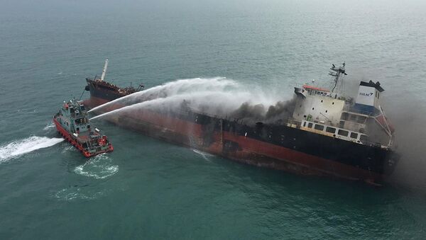 Горящий танкер у берегов острова Lamma, Гонконг - Sputnik 日本