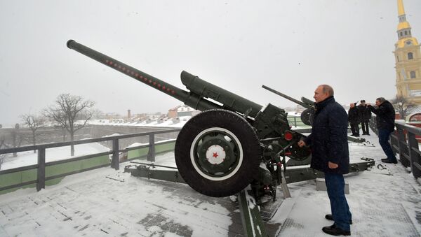 Президент РФ Владимир Путин производит традиционный полуденный выстрел из пушки во время прогулки по Петропавловской крепости - Sputnik 日本