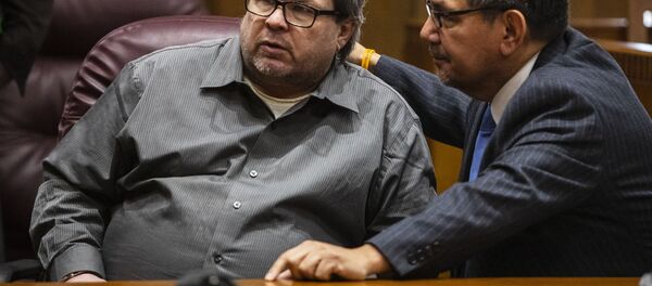 Водитель Uber Джейсон Далтон со своим адвокатом на суде Водитель Uber Джейсон Далтон со своим адвокатом на суде - Sputnik 日本