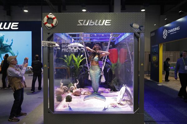 「Sublue」社による製品のプレゼンテーションに出演する、人魚の衣装を着た女性 - Sputnik 日本