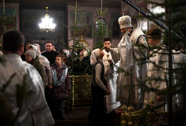 露ノボシビルスク大聖堂でクリスマスに行われた礼拝 - Sputnik 日本