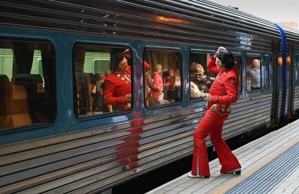 豪シドニー郊外のパークスで行われるエルビス生誕祭行きの列車が発車する直前のエルビス・プレスリーのファン - Sputnik 日本