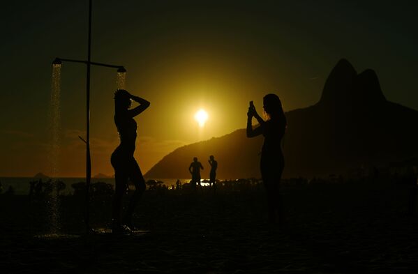 ブラジルのリオデジャネイロの夕焼けの前景にいる人々 - Sputnik 日本