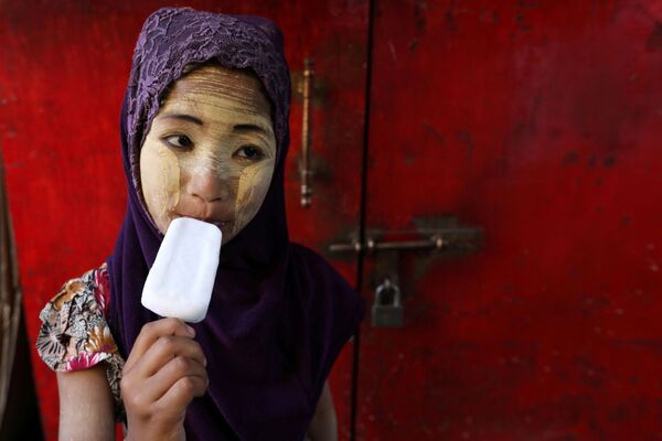 ミャンマー独立７１周年記念日でアイスキャンディーを食べる少女 - Sputnik 日本