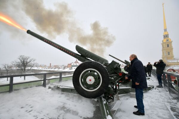プーチン大統領がペトロパブロフスク要塞で大砲を試射。ロシア・サンクトペテルブルク - Sputnik 日本