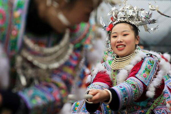 中国の少数民族ミャオ族の女性が新暦の正月で綱引きをしている - Sputnik 日本