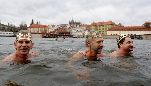 チェコの首都プラハで毎年クリスマスに恒例の寒中水泳「３人の王様」 - Sputnik 日本