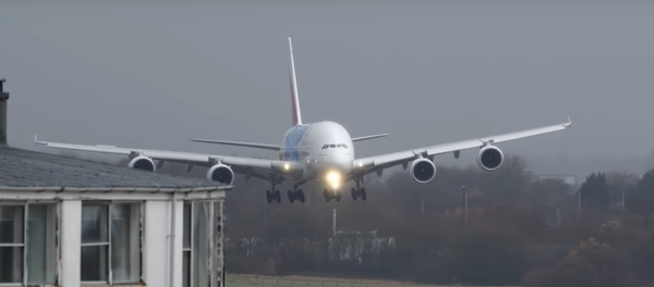 大きな試練:世界最大の旅客機が、横風を受けながら着陸 大きな試練:世界最大の旅客機が、横風を受けながら着陸 - Sputnik 日本