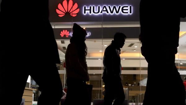Pedestrians walk past a Huawei retail shop in Beijing Thursday, Dec. 6, 2018 - Sputnik 日本